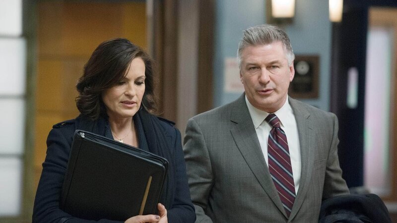 Olivia Benson (Mariska Hargitay) trifft sich mit dem bekannten Kolumnisten Jimmy MacArthur (Alec Baldwin). – Bild: TVNOW /​ Universal