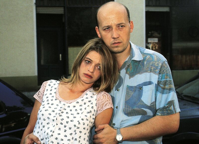 Hauswart Wolke (Piotr Papiers) findet die torkelnde Sabine Bilker (Bettina Kurth) auf der Straße. – Bild: RTL