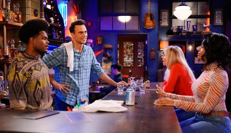 (v.l.n.r.) Carter (Julian Gant); Max (Cheyenne Jackson); Nicole (Laura Bell Bundy): ; Randi (Kyla Pratt) – Bild: Warner Bros. Entertainment Inc.