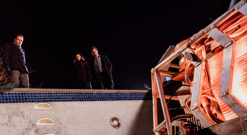 Holmes (Jonny Lee Miller, l.) und Watson (Lucy Liu, M.) übernehmen einen ungewöhnlichen Fall: Der Bruder von Henry Baskerville (Tom Everett Scott, r.) wurde überfahren, soll aber kurz vor seinem Tod von einer leuchtenden Kreatur verfolgt worden sein … – Bild: CBS Broadcasting Inc.