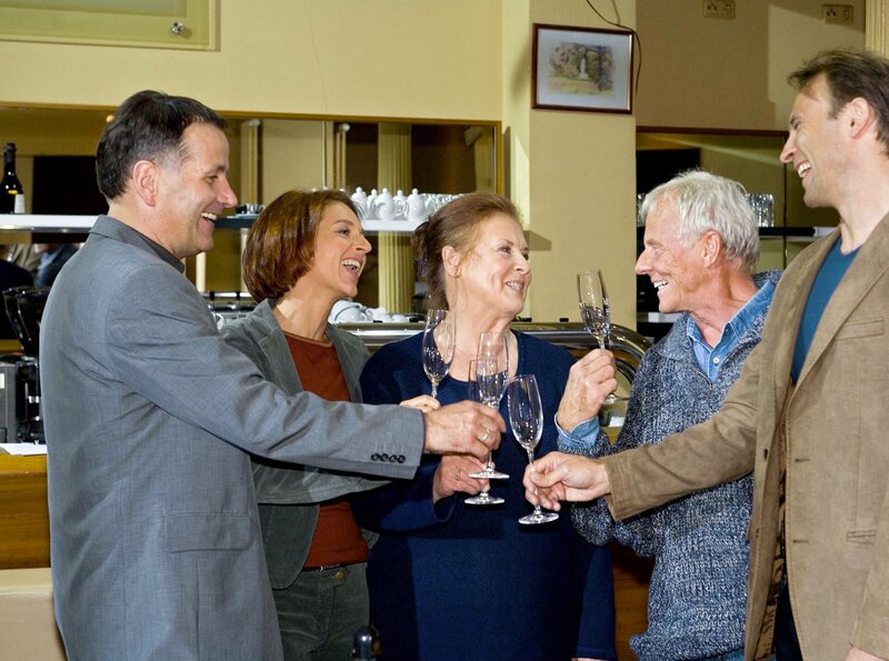 Charlotte Gauss (Ursula Karusseit) und Otto Stein (Rolf Becker) planen voller Elan, neben der Cafeteria auch das eigene Lokal „Charlotto“ zu betreiben. – Bild: MDR/​MDR/​Krajewsky