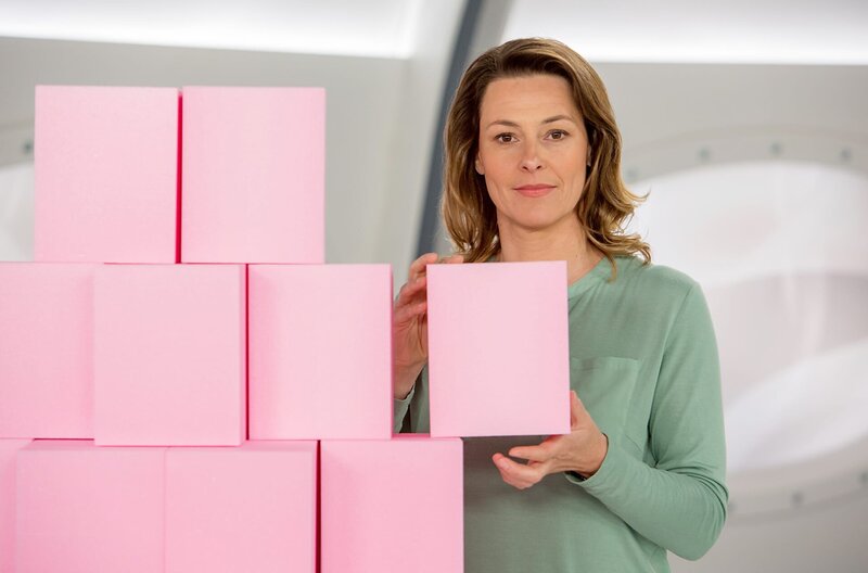 In einer Zukunft, in der wir komplett auf regenerative Energien umsteigen, benötigen wir dringend effiziente Stromspeicher. Schweizer Ingenieure haben nun ein denkbar simples System entwickelt, das Energie mit Hilfe von Klötzchen speichert. Wie das funktioniert, weiß Anja Reschke in „Wissen vor acht – Zukunft“. – Bild: ARD/​Michael Boehme