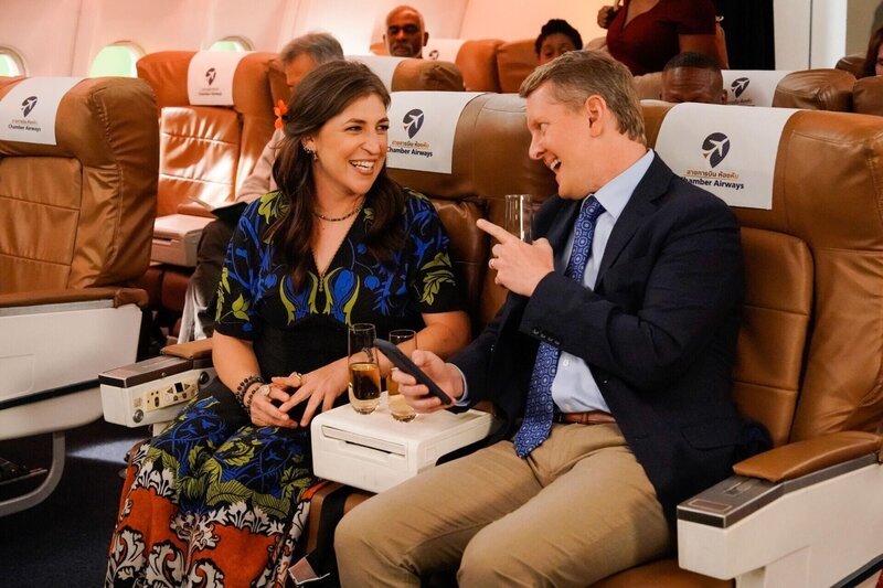 Kat (Mayim Bialik, l.); Ken Jennings (r.) – Bild: 2022 Warner Bros. Entertainment Inc. & Fox Media LLC All Rights Reserved. Lizenzbild frei