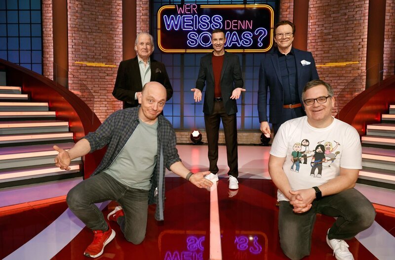 Moderator Kai Pflaume (M.) und seine Rateteam-Kapitäne Bernhard Hoëcker (l.) und Elton (r.) begrüßen in dieser Sendung den Moderator Max Schautzer (2.v.l.) und den Moderator Wolfgang Lippert (2.v.r.). – Bild: ARD/​Morris Mac Matzen