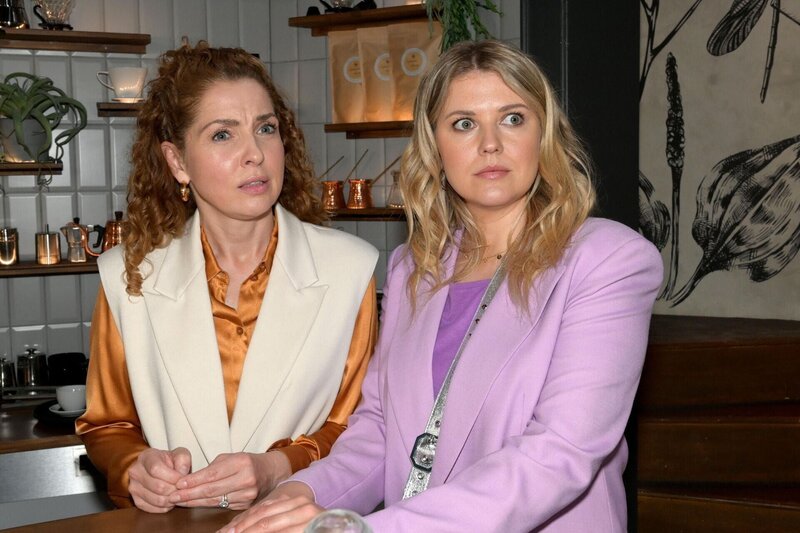 Nina (Maria Wedig, l.) und Alicia (Josefin Bressel) wundern sich über den Service im Vereinsheim. Nina hilft spontan im Vereinsheim aus. – Bild: RTL /​ Rolf Baumgartner