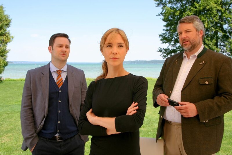 Die Cops (Dieter Fischer, r.; Mark-Alexander Solf, l.) verdâchtigen Franziska Plessen (Lea Fa?bender, m.). Ist sie zur Màrderin geworden, um ihren Bruder zu beerben? in Verbindung mit der Sendung bei Nennung ZDF/​Christian A Rieger   klick – Bild: ZDF/​Christian A Rieger – klick