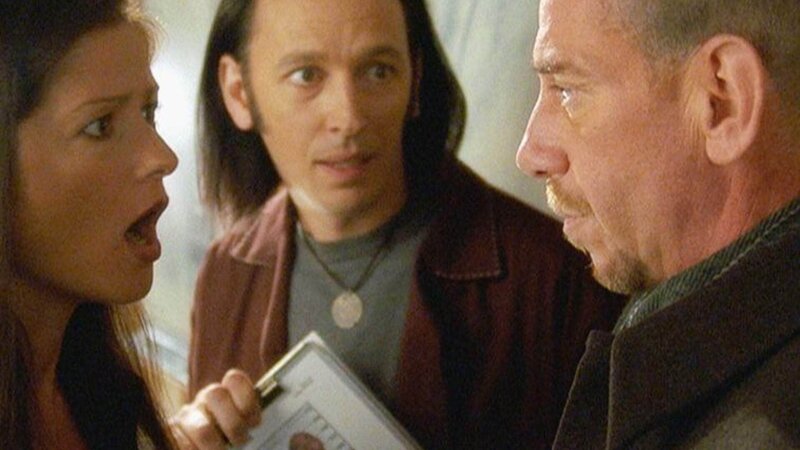 Macy (Miguel Ferrer, r.) hat genug von Jordans (Jill Hennessy) mysteriösem Fall. Er verbietet ihr und Nigel (Steve Valentine) alle weiteren Nachforschungen. – Bild: TVNOW /​ NBC Universal