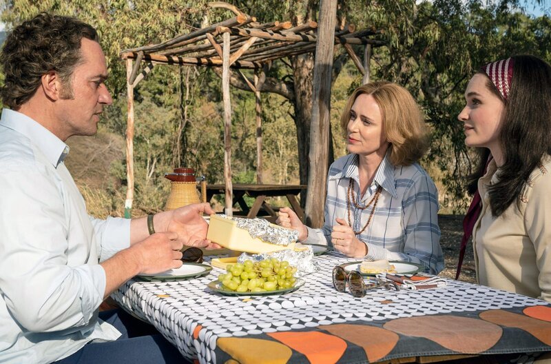 Gemeinsames Picknick im australischen Busch: John Stonehouse (Matthew Macfadyen, li.), seine Frau Barbara Stonehouse (Keeley Hawes, Mi.) und seine Geliebte Sheila Buckey (Emer Heatley, re.) – Bild: Banijay Rights
