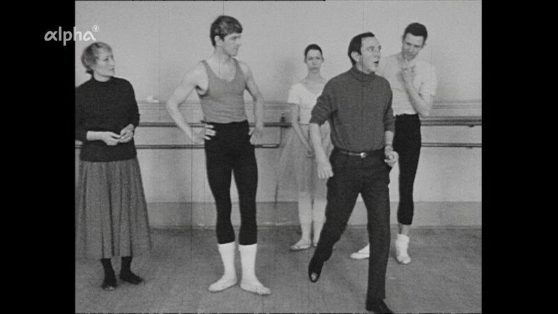 Der Choreograf John Cranko geht bei einer Probe mit gutem Beispiel voran. – Bild: BR