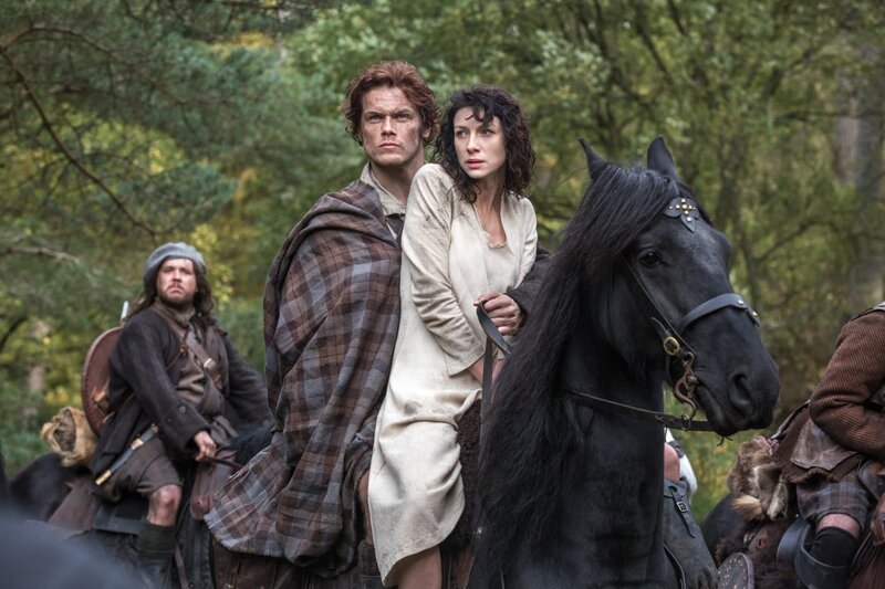 l-r: Rupert MacKenzie(Grant O’Rourke), Jamie Fraser(Sam Heughan),Claire Randall (Caitriona Balfe) – Bild: PLURIMEDIA (Sony Pictures Television)