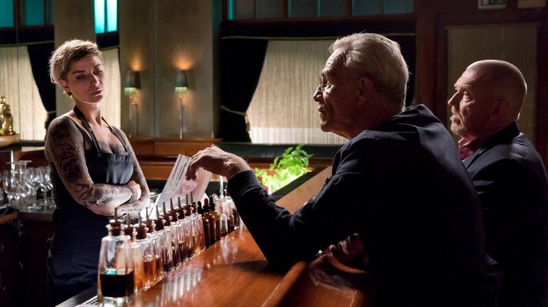 Die Barkeeperin (Jaëla Carlina Probst, l) bestätigt den Kommissaren Freddy Schenk (Dietmar Bär, r) und Max Ballauf (Klaus J. Behrendt, M), dass Charlotte Ritter in der Nacht ihres Verschwindens zu Gast war. – Bild: WDR/​Thomas Kost
