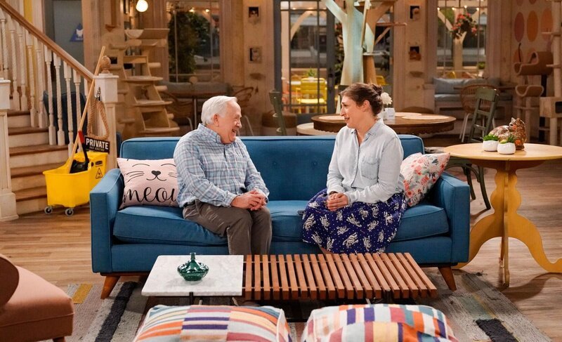 Phil (Leslie Jordan, l.); Kat (Mayim Bialik, r.) – Bild: Warner Bros. Entertainment Inc.