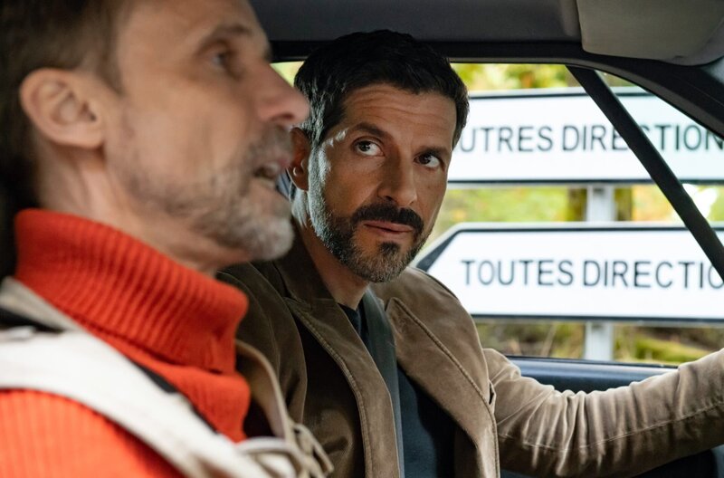 Dupin (Pasquale Aleardi, re.) und sein Assistent Kadeg (Jan Georg Schütte) ermitteln in dem sagenumwobenen Wald von Brocéliande. – Bild: ARD Degeto/​Wolfgang Ennenbach