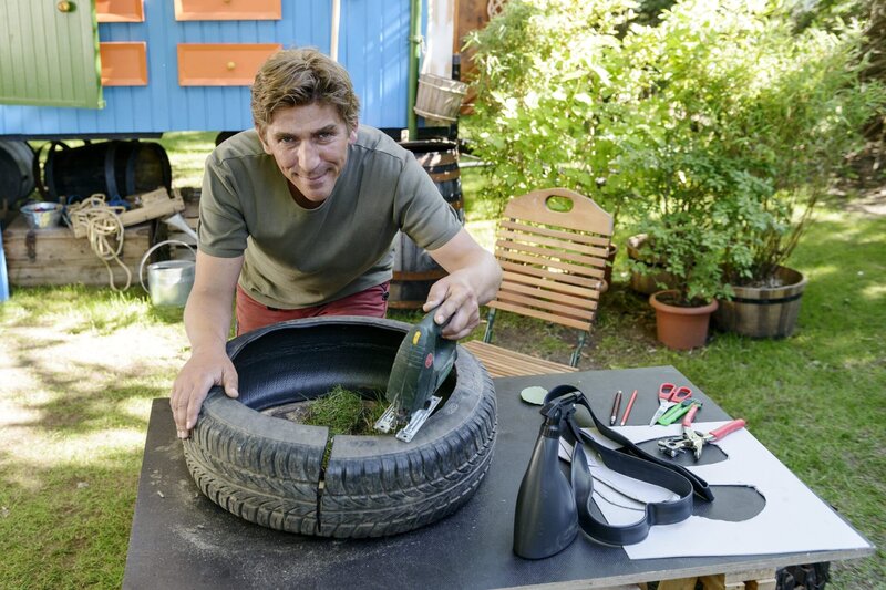 Eine Schuhsohle mit Profil? Fritz (Guido Hammesfahr) hat eine ungewöhnliche Idee dafür. – Bild: ZDF/​Antje Dittmann