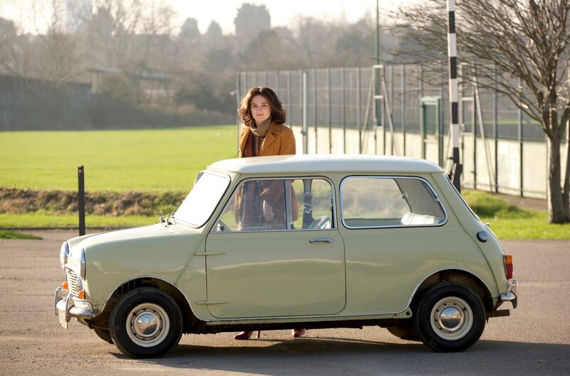 Die Geliebte von John Stonehouse, Sheila Buckey (Emer Heatley), wartet vor dem Gefängnis. – Bild: Banijay Rights