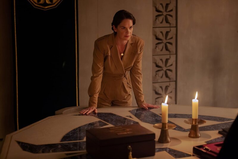 Mrs. Coulter (Ruth Wilson) – Bild: Christopher Baker /​ Warner