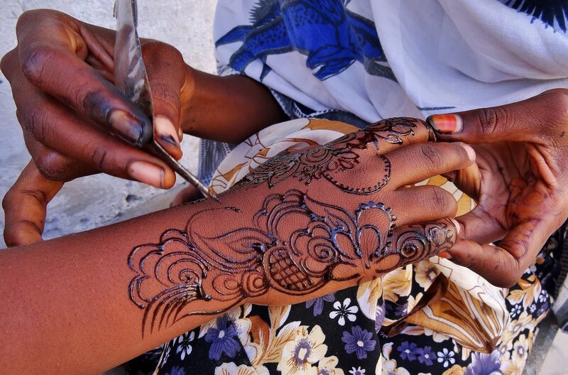 Awenas Hände werden mit Henna bemalt. – Bild: SWR/​Frank Feustle