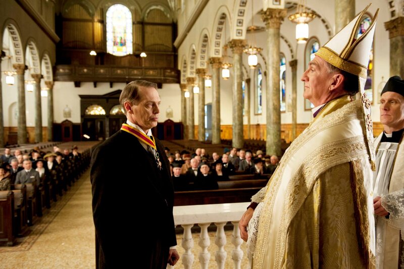 Gyp Rosetti strikes a deal with Nucky for a liquor shipment. In Chicago Van Alden endures a tough time at work. – Bild: Home Box Office, Inc.