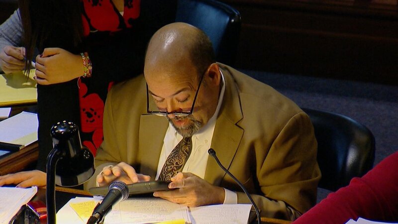 Ein Mann sitzt an einem Tisch und hält ein Gerät – Bild: uklib /​ Crime + Investigation /​ A+E Networks