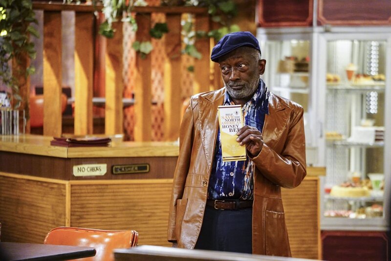 Earl (Garrett Morris) lässt sich von einer Charity-Mitarbeiterin bequatschen und versucht anschließend auch die Anderen zu bekehren … – Bild: OTTC