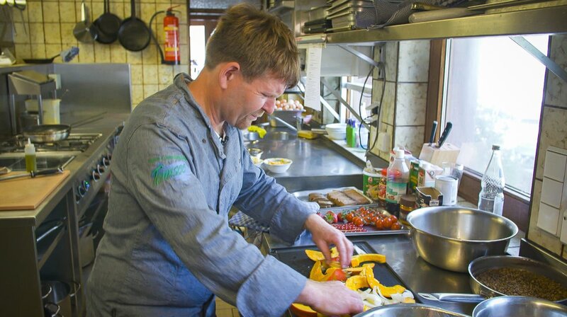 Ein Silvestermenü im Sommer. Chefkoch Sascha muss sich jetzt schon Gedanken über das Menü zum Jahreswechsel machen. – Bild: SWR/​MDR/​timeline