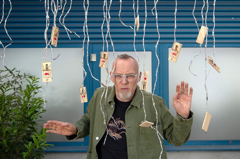 Um einen leuchtenden Sternenhimmel zu sehen, muss man nicht unbedingt ins Weltall blicken: Die Larven der Langhornmücke in den Höhlen von Waitomo liefern ein ähnlich beeindruckendes Lichtspektakel. Thomas D geht dem Leuchten unter der Erde auf den Grund, bei „Wissen vor acht – Natur“. – Bild: ARD/​Melanie Grande