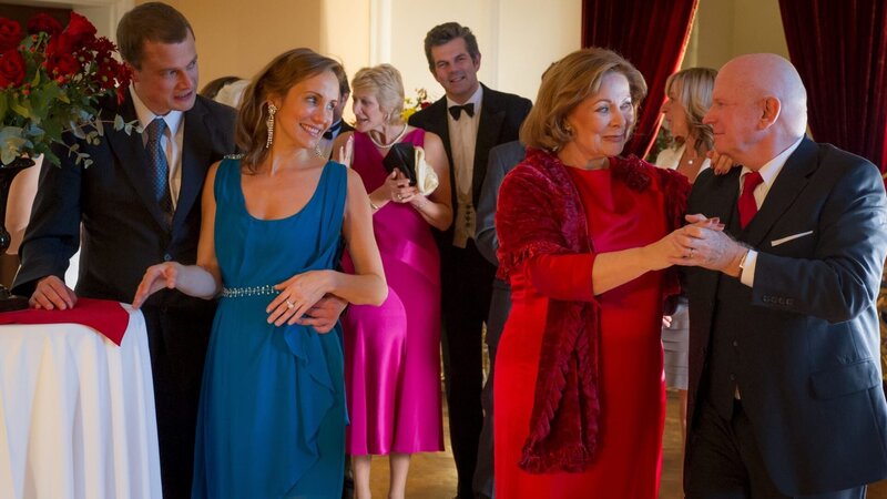 Nachdem die Missverständnisse geklärt sind, kann die Feier beginnen: Adele (Heide Keller, 2.v.r.) Maxwell (Lutz Mackensy, r.) und Dominique (Nina Young, 2.v.l.) genießen das Fest. – Bild: port.hu