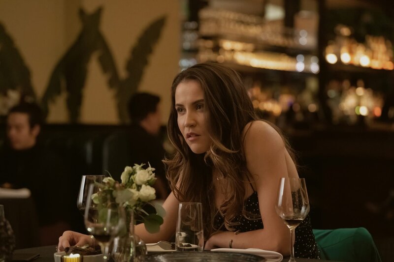 Casey (Oona Roche) ist genervt davon, im Schatten ihres berühmten Bruders zu stehen – doch manchmal weiß sie genau, wie sie daraus ihren Vorteil zieht. – Bild: Peacock /​ ZDF