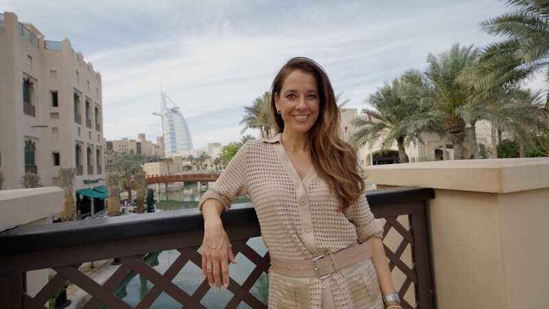Dubai ist bekannt für seinen Luxus, niedrige Steuern und zukunftsweisende Technologie, was es zu einer der am schnellsten wachsenden Städte der Welt macht. Moderatorin Elena Bruhn untersucht das alltägliche Leben dort. – Bild: RTL /​ Superstadt Dubai
