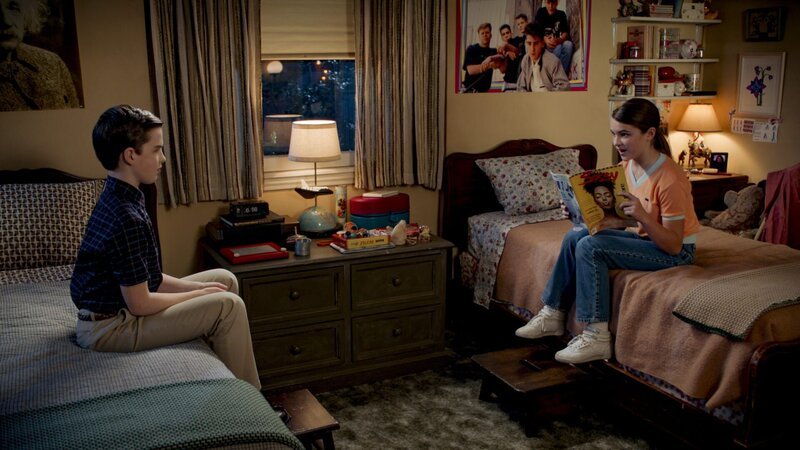 Sheldon Cooper (Iain Armitage, l.); Missy Cooper (Raegan Revord, r.) – Bild: Courtesy of Warner Brothers