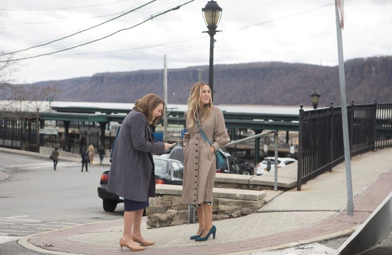 L-R:  Dallas (Talia Balsam) Frances (Sarah Jessica Parker) – Bild: Sky: /​ CRAIG BLANKENHORN
