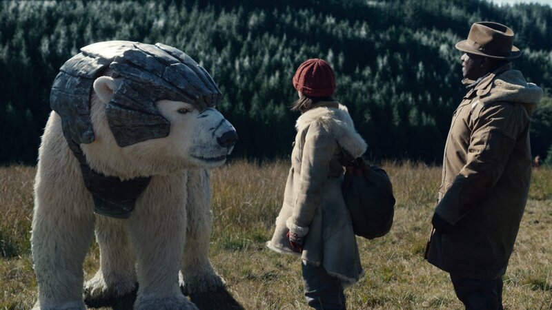 L-R: Iorek Byrnison (Joe Tandberg) , Lyra Belacqua (Dafne Keen) and John Faa (Lucian Msamati) – Bild: Die Verwendung ist nur bei redak /​ HBO /​ © Home Box Office, Inc. All rights reserved.