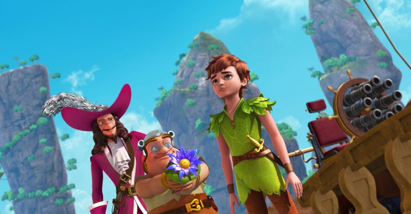 Smee hält die Zauberblume, mit der er Peter Pan hypnotisiert hat. Hook freut sich, denn jetzt muss Peter Pan machen, was er ihm befiehlt. – Bild: ZDF/​DQ Entertainment