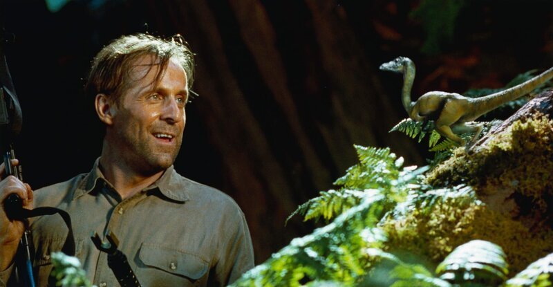 Jäger Dieter Stark (Peter Stormare) unterschätzt die kleinen, putzigen Tierchen. Einzeln sind sie niedlich, doch in der Gruppe tödlich! – Bild: VOX