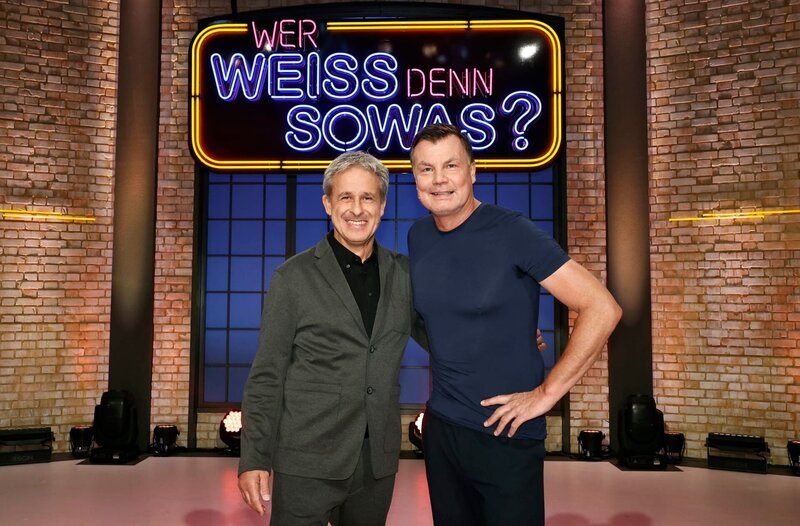 Treten bei „Wer weiß denn sowas?“ als Kandidaten an: Der ehemalige Profi-Fußballspieler Pierre Littbarski (l.) und der ehemaligen Profi-Fußballspieler Thomas Helmer (r.). – Bild: ARD/​Morris Mac Matzen
