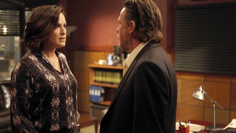 Nach dem Tod eines Vergewaltigers entstehen erste Zweifel, ob er sich wirklich selbst erschossen hat. Der neue Leiter der SVU, Lt. Declan Murphy (Donal Logue), rät Olivia Benson (Mariska Hargitay) dazu, auf gerechtfertigte Tötung zu plädieren … – Bild: TVNOW /​ Universal