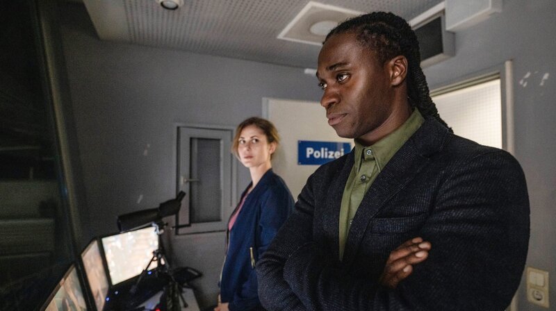 Svenja (Katharina Schlothauer) und Tony (Eugene Boateng) sehen mit Sorge, dass die Eltern des entführten Jan sich nicht an die Absprachen mit der Polizei halten. – Bild: NDR/​Michael Ihle