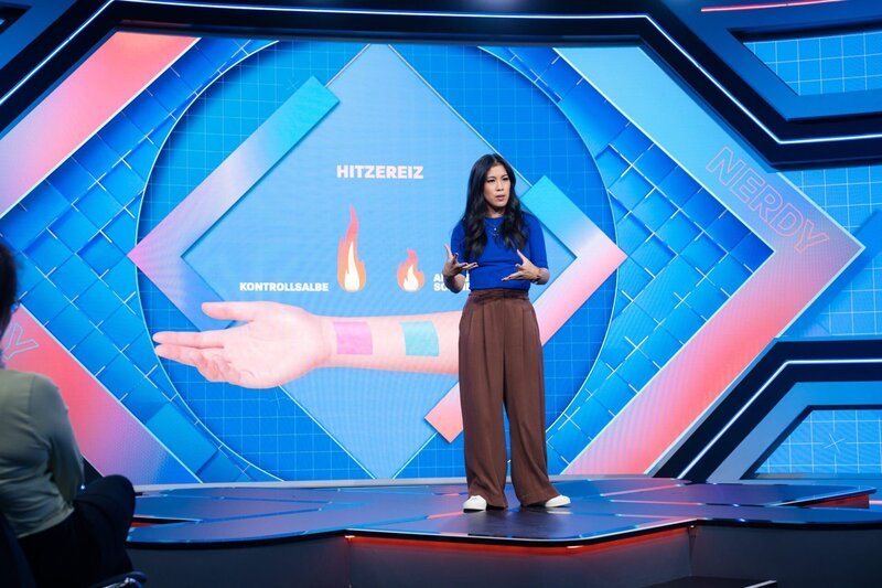 Mai Thi Nguyen-Kim moderiert in ihrer unvergleichlichen Weise die „MAITHINK X – Die Show“. In dieser Sendung beschäftigt sie sich mit dem Placeboeffekt. – Bild: ben knabe /​ ZDF