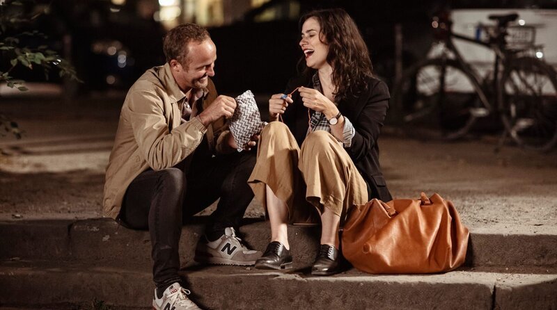Mehr als nur Kollegen: Franz (Maximilian Brückner, li.) möchte eine Beziehung mit der überzeugten Single Vicky (Nora Tschirner, re.). – Bild: Hellinger/Doll Filmproduktion GmbH/Warner Bros. Entertainment GmbH Mehr als nur Kollegen: Franz (Maximilian Brückner, li.) möchte eine Beziehung mit der überzeugten Single Vicky (Nora Tschirner, re.). – Bild: Hellinger/Doll Filmproduktion GmbH/Warner Bros. Entertainment GmbH