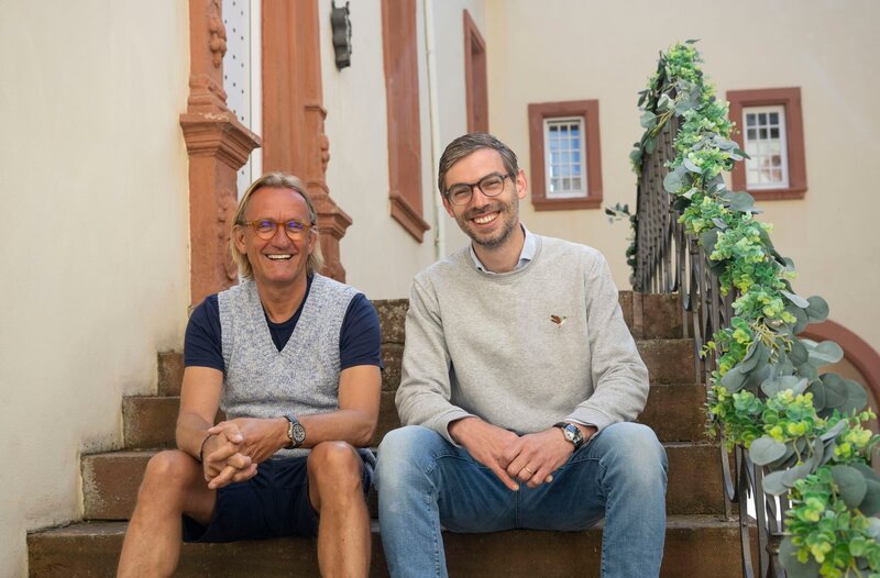Frank Buchholz (l) zu Besuch bei Ferdinand Reichsgraf von Kesselstatt auf Schloss Föhren. Gemeinsam mit ihm begibt sich Frank Buchholz auf Fährtensuche im angrenzenden Meulenwald. – Bild: WDR/​Melanie Grande