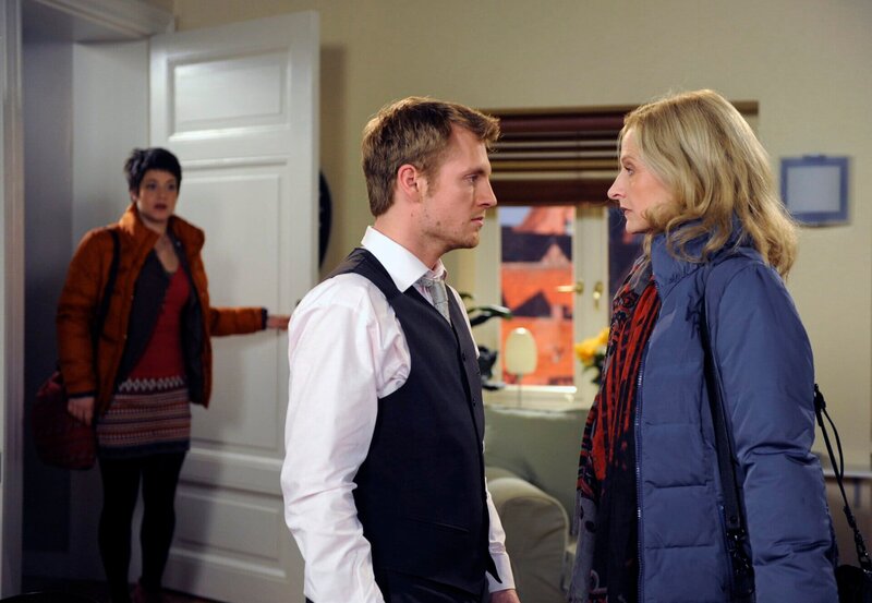 ARD ROTE ROSEN FOLGE 1467, am Freitag (05.04.13) um 14:10 Uhr im ERSTEN. Ariane (Alexandra Horn, h.) kommt gerade dazu, als Claudia (Mignon Remé, r.) Robin (Niklas Osterloh, M.) die Schuld an ihrem Versagen gibt. – Bild: ARD/​Nicole Manthey