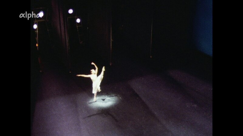 Die Münchner Primaballerina Konstanze Vernon 1976 – beim Solo auf der Bühne. – Bild: BR