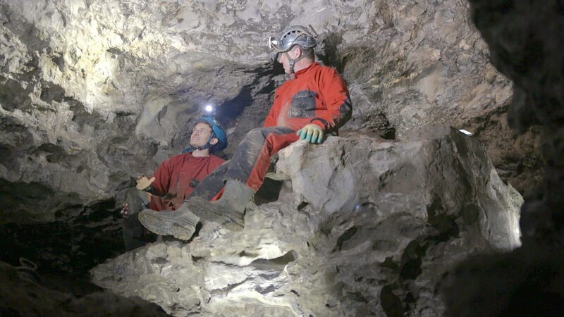 Stefan zeigt Checker Julian (links), was in einer Höhle alles zu finden ist. – Bild: BR/​megaherz gmbh/​Thomas Spitschka