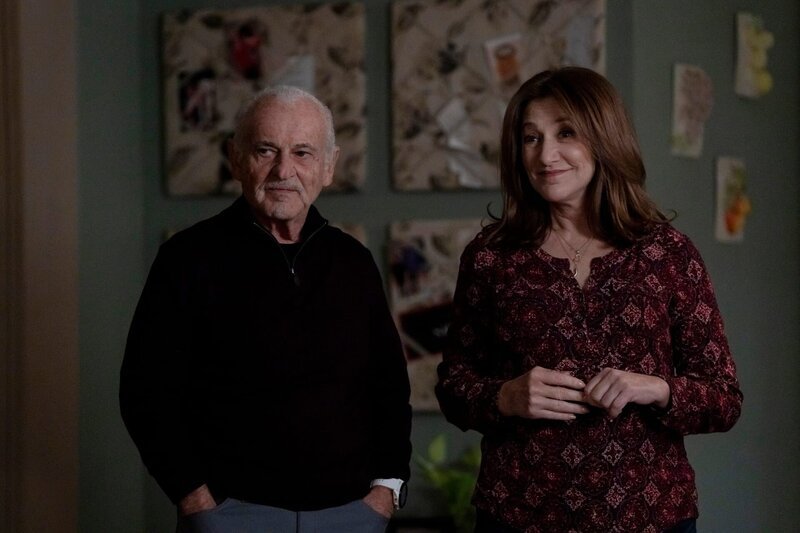 Trotz aller Entschuldigungen: Amy (Edie Falco) und Joe (Joe Pesci) bleiben skeptisch. – Bild: Peacock /​ ZDF