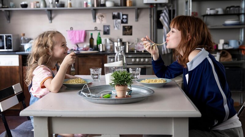 Zwischen Julie (Emilia Schüle, re.), die mit allen Mitteln Model werden möchte, und ihrer jungen Nachbarin Toni (Luna Arwen Krüger, li.) entwickelt sich eine ungewöhnliche Freundschaft. – Bild: Hellinger/​Doll Filmproduktion GmbH/​Warner Bros. Entertainment GmbH