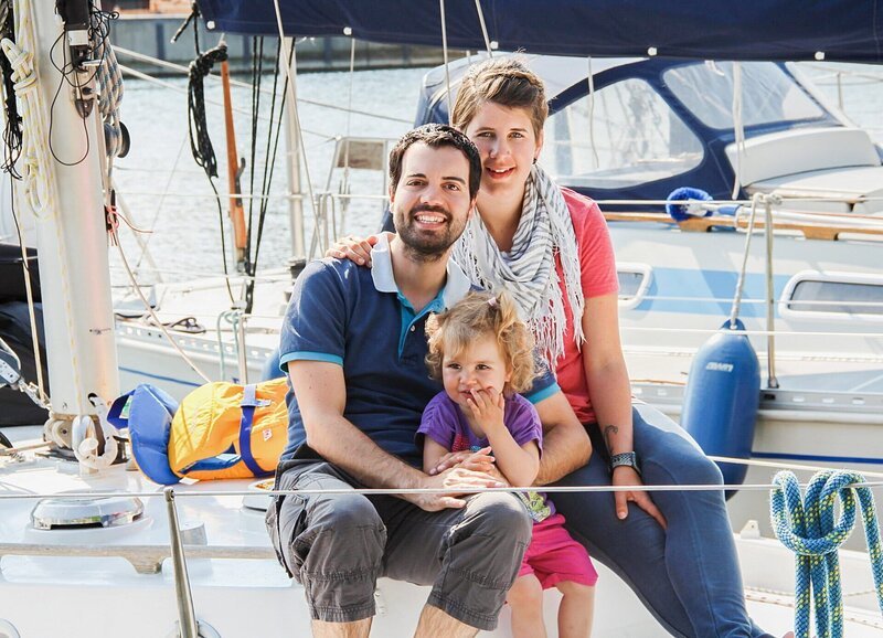 SRF bi de Lüt Familiensache Ferienzeit Familie Grundlehner aus Romanshorn TG auf ihrem Segelboot. – Bild: SRF