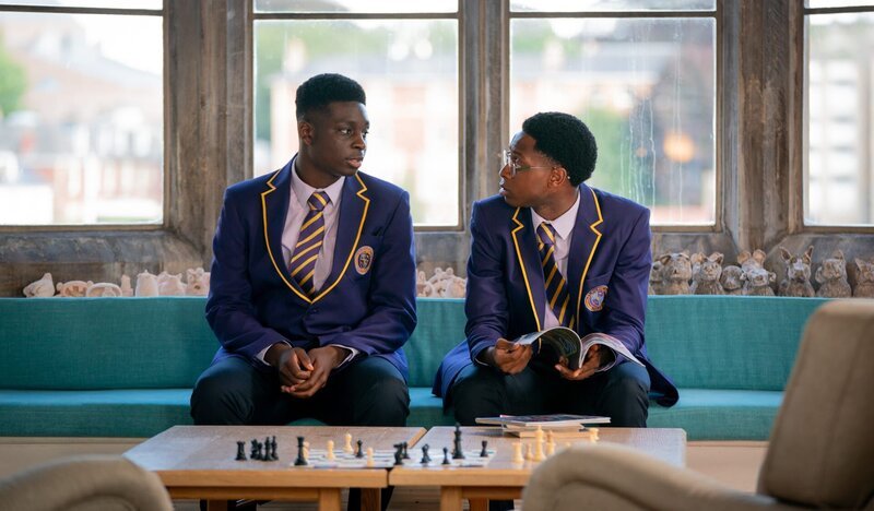 Femi (Aruna Jalloh, l.) und Omar (Myles Kamwendo, r.) haben eine Meinungsverschiedenheit. – Bild: ZDF und Jonathan Birch