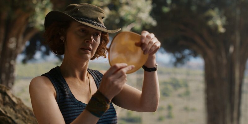 Mary Malone (Simone Kirby) – Bild: Warner