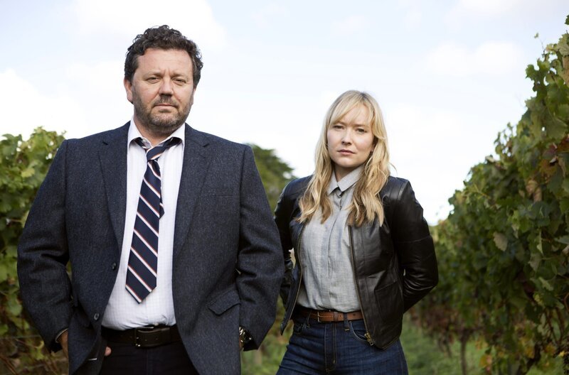 Detective Mike Shepherd (Neill Rea, li.) und seine Mitarbeiterin Kristin Sims (Fern Sutherland) versuchen den Tod des Farmers Nate Dunn aufzuklären. – Bild: ZDF und ARD Degeto/​SPP & all3media international.