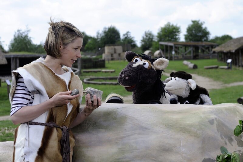 Wolle und Pferd wollen herausfinden, wie die Menschen früher ohne Strom gelebt haben. – Bild: NDR/​Uwe Ernst